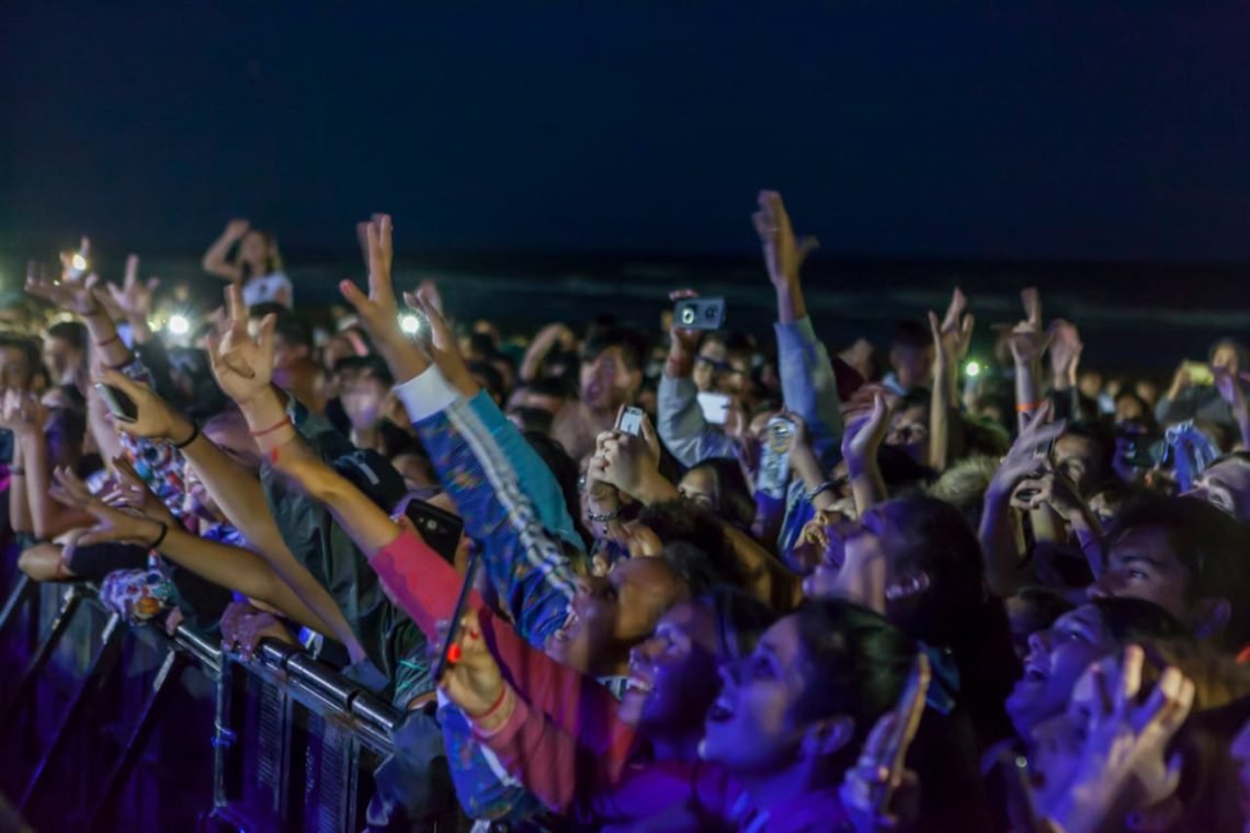 LA COSTA: Una multitud al pie de la playa en el festival de Trap que se realizó en Mar de Ajó