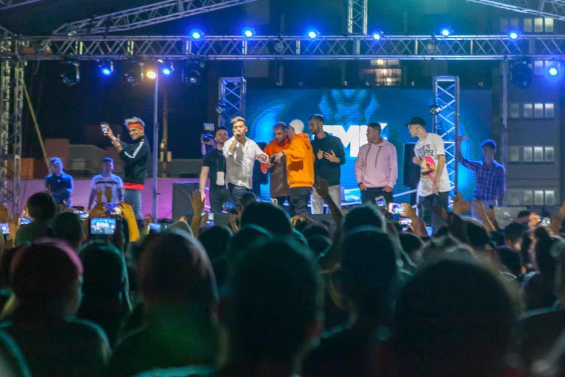 LA COSTA: Una multitud al pie de la playa en el festival de Trap que se realizó en Mar de Ajó