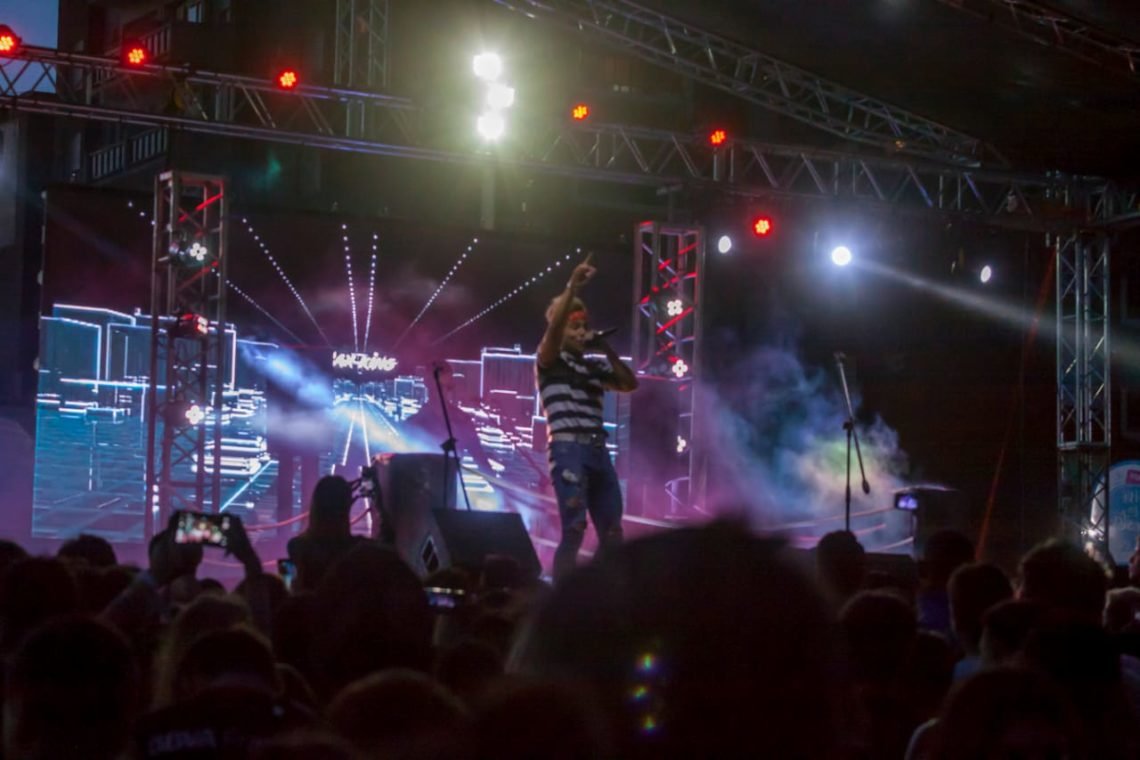 LA COSTA: Una multitud al pie de la playa en el festival de Trap que se realizó en Mar de Ajó