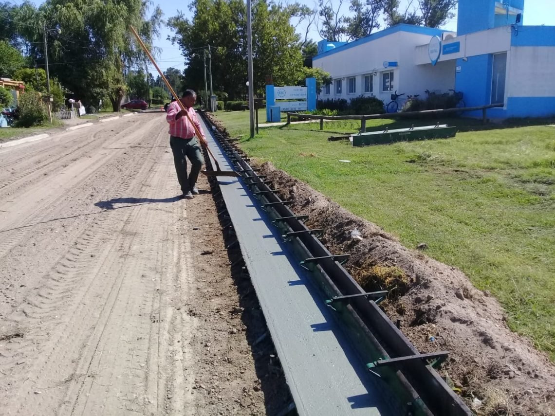 GENERAL MADARIAGA: Hormigonaron el cordón cuneta de calle 4