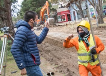 LA COSTA: Cristian recorrió los trabajos del Plan Integral de Asfalto y reconversión lumínica que se lleva adelante en La Costa