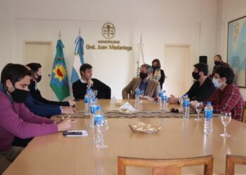 GENERAL MADARIAGA: Santoro, Yeza y la empresa 12 de Octubre firmaron el convenio para la puesta en funcionamiento de un servicio especializado de transporte