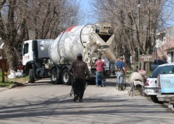 GENERAL MADARIAGA: Avanzan los trabajos de construcción de veredas y dársenas de la Casa de la Cultura