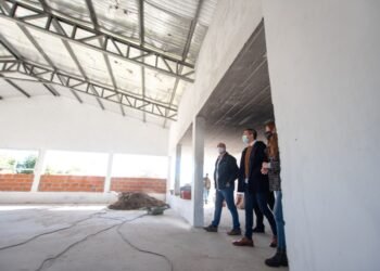 PARTIDO DE LA COSTA: Cristian recorrió los trabajos que se llevan adelante en la Escuela Secundaria N° 3 de San Clemente