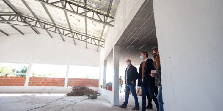 PARTIDO DE LA COSTA: Cristian recorrió los trabajos que se llevan adelante en la Escuela Secundaria N° 3 de San Clemente