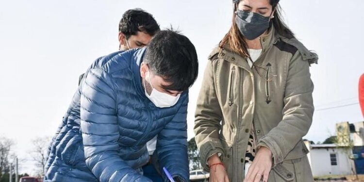 PARTIDO DE CASTELLI: 📝 | SE FIRMÓ EL INICIO DE OBRA PARA EL PLAYÓN DEPORTIVO DE LOS BARRIOS MATADERO Y 17 DE OCTUBRE