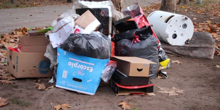 PARTIDO DE GENERAL MADARIAGA: Arrojaron una importante cantidad de residuos en la plaza Madariaga