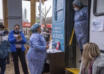 Con vacunatorios móviles, la provincia de Buenos Aires comenzó la vacunación «casa por casa»