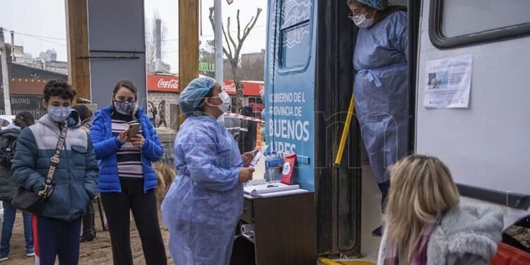 Con vacunatorios móviles, la provincia de Buenos Aires comenzó la vacunación «casa por casa»