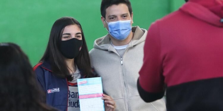 PARTIDO DE LA COSTA: Cristian manifestó su alegría por la cantidad de jóvenes que se están vacunando y destacó la tarea de los trabajadores esenciales