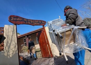 PARTIDO DE LA COSTA: Cristian continúa con la entrega de nuevo mobiliario a establecimientos educativos del Partido de La Costa