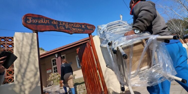 PARTIDO DE LA COSTA: Cristian continúa con la entrega de nuevo mobiliario a establecimientos educativos del Partido de La Costa