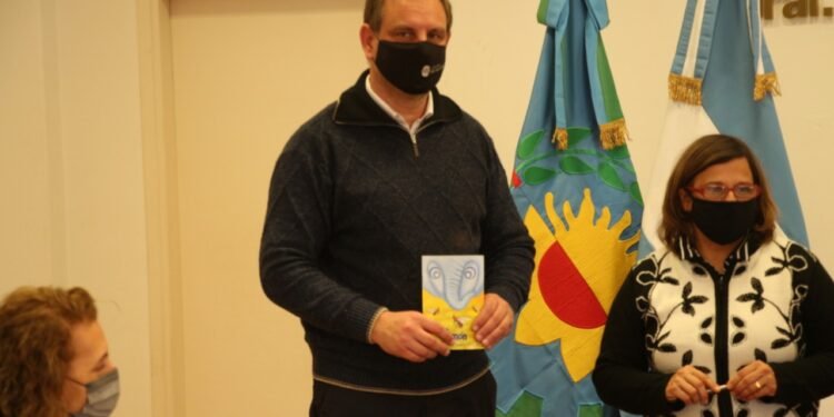 PARTIDO DE GENERAL MADARIAGA: Jardines e instituciones recibieron el segundo libro infantil del madariaguense Lautaro Pereyra