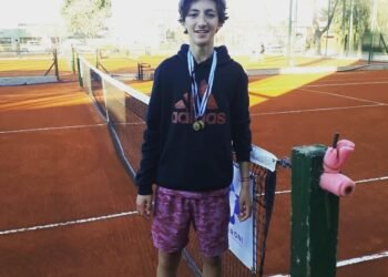 PARTIDO DE LA COSTA: Tenista del Centro Municipal de Alto Rendimiento volvió a destacarse en Dolores y resultó ganador del Abierto de la ciudad
