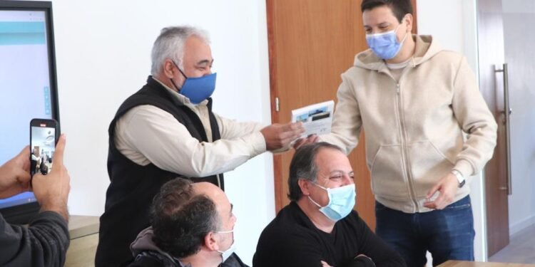 PARTIDO DE LA COSTA: Cristian recibió a integrantes del Club de Pesca de San Clemente para avanzar en un trabajo conjunto con la Municipalidad