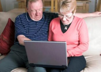 Programa Mi Compu: Cómo funciona el plan para que los jubilados accedan a una computadora o tablet en hasta 40 cuotas