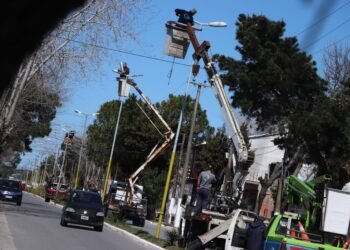 PARTIDO DE LA COSTA: Seguridad y ambiente: avanzan los trabajos de reconversión lumínica en Las Toninas