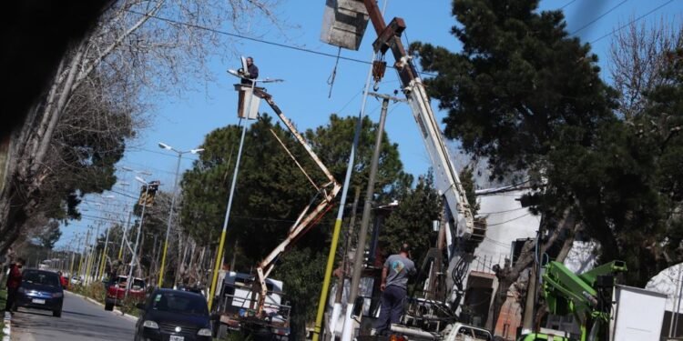 PARTIDO DE LA COSTA: Seguridad y ambiente: avanzan los trabajos de reconversión lumínica en Las Toninas