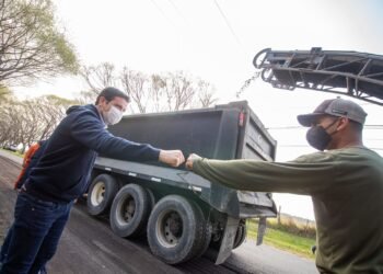 PARTIDO DE LA COSTA: Cristian recorrió el inicio de la obra de repavimentación del acceso a Lucila del Mar