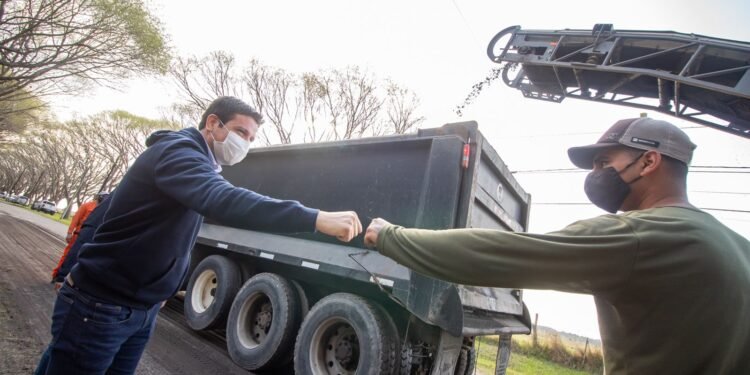 PARTIDO DE LA COSTA: Cristian recorrió el inicio de la obra de repavimentación del acceso a Lucila del Mar