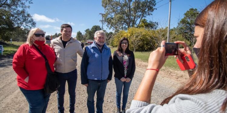 PARTIDO DE LA COSTA: Cristian recorrió los trabajos que se llevan adelante para la pavimentación de Avenida Roldán en Nueva Atlantis