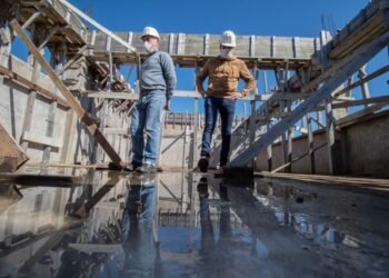PARTIDO DE LA COSTA: Cristian supervisó los trabajos de construcción de las nuevas aulas taller de la Escuela Técnica N° 2 de Mar de Ajó