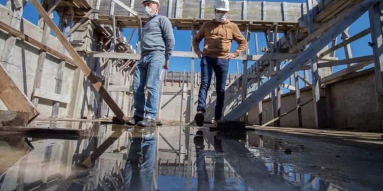 PARTIDO DE LA COSTA: Cristian supervisó los trabajos de construcción de las nuevas aulas taller de la Escuela Técnica N° 2 de Mar de Ajó