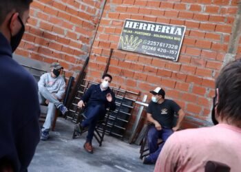 PARTIDO DE LA COSTA: Cristian recorrió el barrio Las Quintas y confirmó la llegada de asfalto y luminaria LED sobre diagonal 21 y calle 50