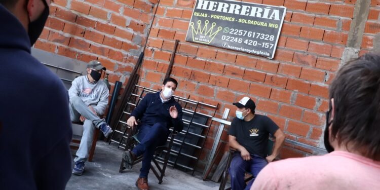 PARTIDO DE LA COSTA: Cristian recorrió el barrio Las Quintas y confirmó la llegada de asfalto y luminaria LED sobre diagonal 21 y calle 50