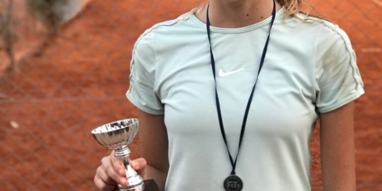 PARTIDO DE LA COSTA: La tenista Milagros Falabella fue subcampeona en Tandil y tuvo su primera experiencia en un certamen internacional