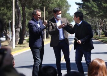 PARTIDO DE LA COSTA: El intendente Cardozo y los ministros Katopodis y Nardini recorrieron trabajos de pavimentación y luminaria LED