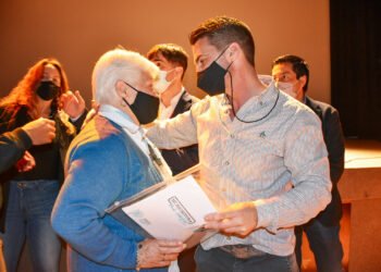 PARTIDO DE CASTELLI: ECHARREN Y EL MINISTRO NARDINI RECORRIERON OBRAS Y ENTREGARON MÁS DE 150 ESCRITURAS