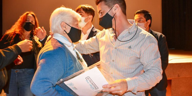 PARTIDO DE CASTELLI: ECHARREN Y EL MINISTRO NARDINI RECORRIERON OBRAS Y ENTREGARON MÁS DE 150 ESCRITURAS