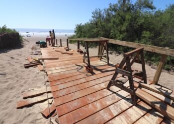 PARTIDO DE LA COSTA: Cristian supervisó la construcción de las biobajadas accesibles a playa en el Partido de La Costa
