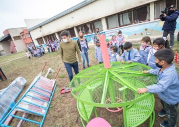 PARTIDO DE LA COSTA: Cristian visitó el Jardín de Infantes N° 915 de San Bernardo y entregó nuevos juegos para la recreación