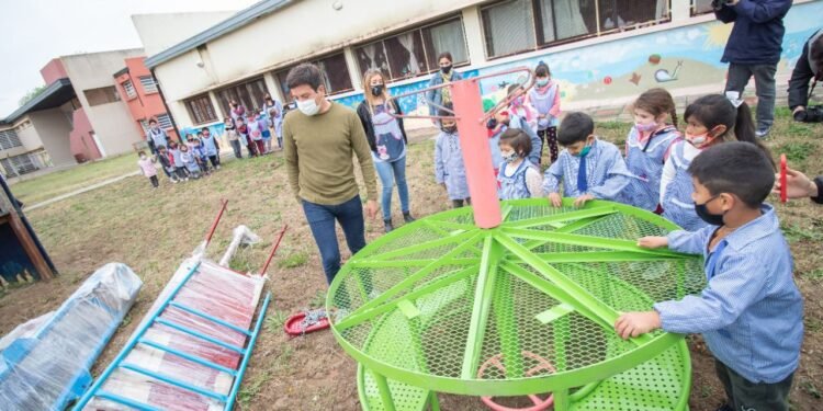 PARTIDO DE LA COSTA: Cristian visitó el Jardín de Infantes N° 915 de San Bernardo y entregó nuevos juegos para la recreación