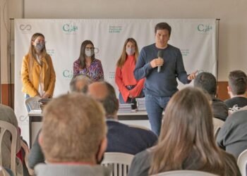 PARTIDO DE LA COSTA: Cristian entregó la titularización de licencias a más de 30 taxistas del Partido de La Costa