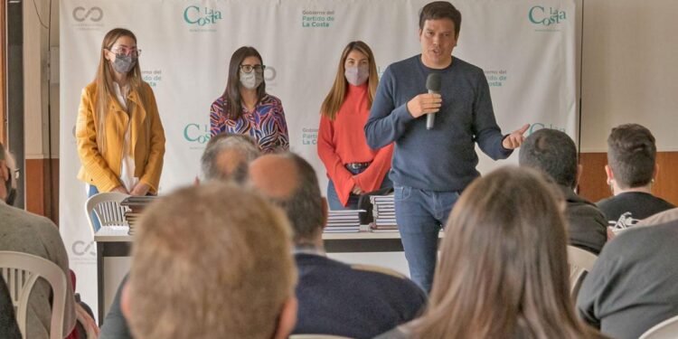 PARTIDO DE LA COSTA: Cristian entregó la titularización de licencias a más de 30 taxistas del Partido de La Costa