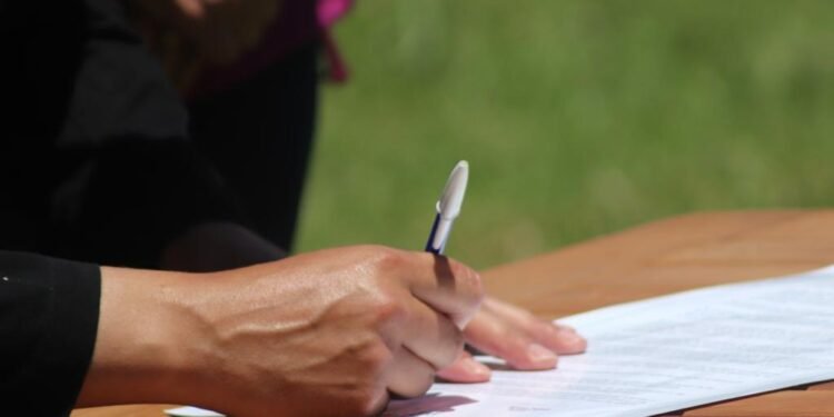 partido de la costa: Cristian firmó un convenio para seguir fortaleciendo las políticas de calidad turística tras otro fin de semana récord en el Partido de La Costa