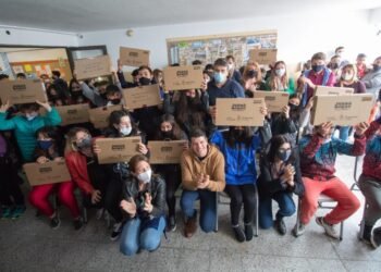PARTIDO DE LA COSTA: Cristian entregó netbooks del Plan Conectar Igualdad a estudiantes de la Escuela Secundaria N° 8 de Mar de Ajó