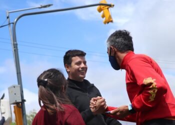 PARTIDO DE LA COSTRA: Cristian recorrió el nuevo asfalto de Avenida Naval en San Clemente, donde se instalaron semáforos y luminaria LED