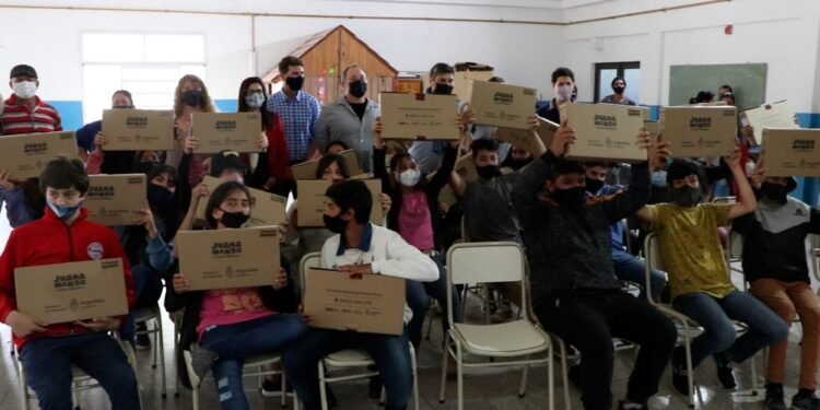 PARTIDO DE LA COSTA: Continúa la entrega de netbook del Plan Conectar Igualdad a estudiantes secundarios del Partido de La Costa