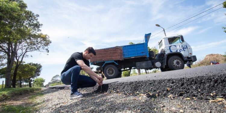 PARTIDO DE LA COSTA: Cristian recorrió el nuevo pavimento en el acceso a Nueva Atlantis que se sumó al Plan Integral de Asfalto