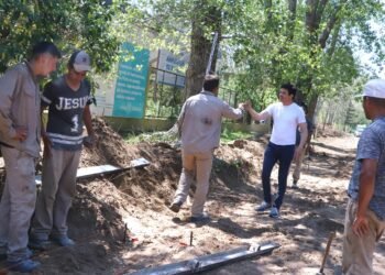 PARTIDO DE LA COSTA: Cristian recorrió los trabajos de cordón cuneta para la próxima colocación de asfalto en la zona de la Escuela y el Jardín de Infantes de Aguas Verdes