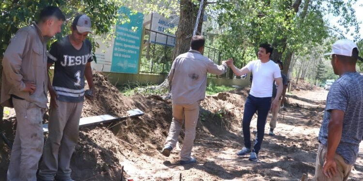 PARTIDO DE LA COSTA: Cristian recorrió los trabajos de cordón cuneta para la próxima colocación de asfalto en la zona de la Escuela y el Jardín de Infantes de Aguas Verdes