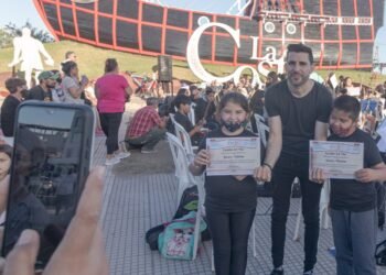 PARTIDO DE LA COSTA: Chicos y chicas que participan en el programa Coros y Orquesta ofrecieron un espectáculo musical para toda la familia