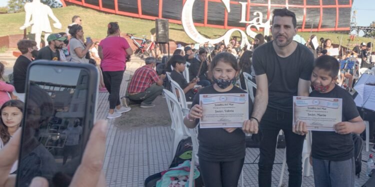 PARTIDO DE LA COSTA: Chicos y chicas que participan en el programa Coros y Orquesta ofrecieron un espectáculo musical para toda la familia