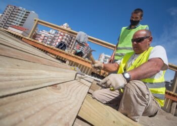 PARTIDO DE LA COSTA: Continúan los trabajos en más de 100 bajadas accesibles a playa en el Partido de La Costa