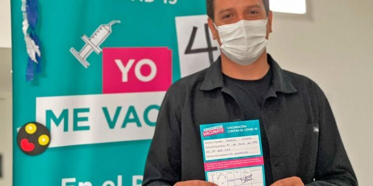 PARTIDO DE LA COSTA: Vacuna contra el Covid: Cristian recibió el turno y se aplicó la tercera dosis en San Clemente