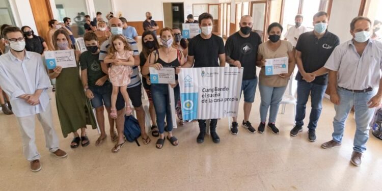 LA COSTA: Junto a autoridades nacionales y provinciales, Cristian hizo entrega de créditos para la construcción de viviendas en el Partido de La Costa